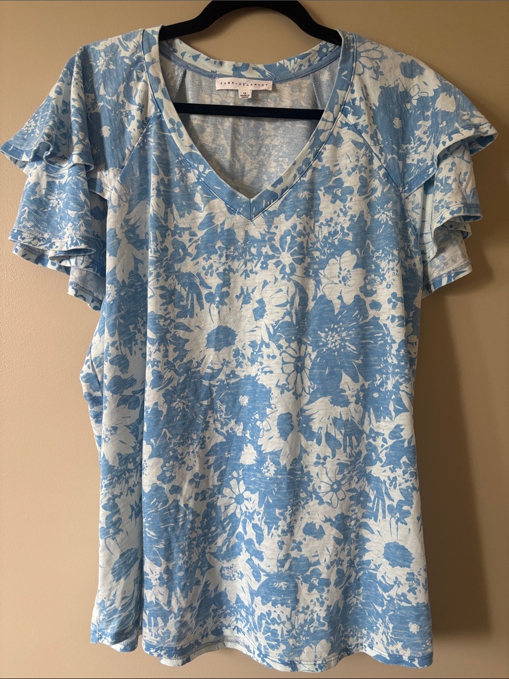 Jane + Delaney Blue & White Floral V-Neck Ruffle Sleeve Tee